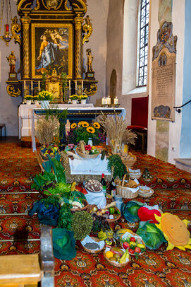 Thumbnail: _JA 24245 Erntedank in Hohenried, Erntedankaltar.jpg